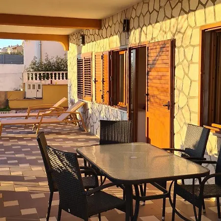 Spacious With Sea View Apartman
