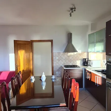 Spacious With Sea View Apartman *