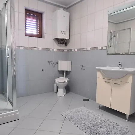 Spacious With Sea View Apartman