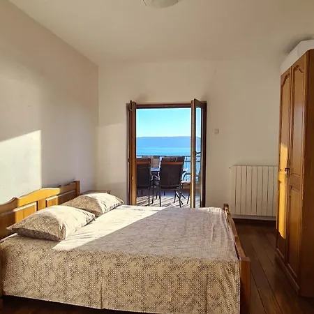 Spacious With Sea View Apartman